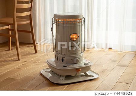 日の差し込むリビング　ストーブ　（冬） 74448928