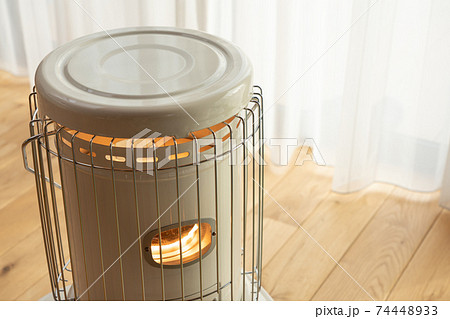 日の差し込むリビングのストーブ　（冬） 74448933