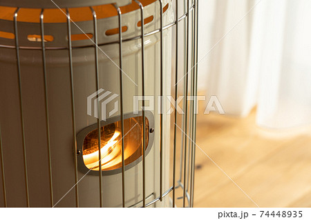 日の差し込むリビングのストーブ　（冬）　ピント枠 74448935