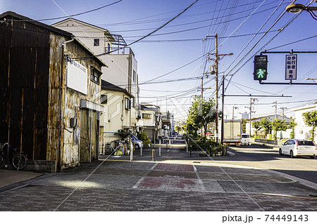 晴天に恵まれた青空の下、幹線道路沿いにある日本の住宅街の朝の風景の  