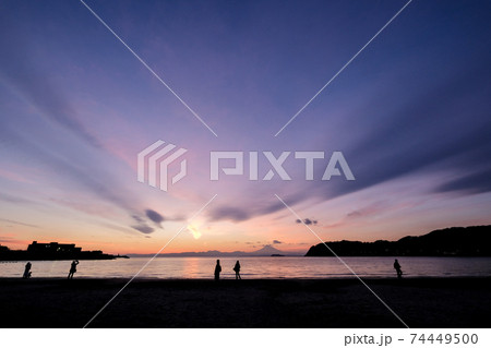 神奈川県逗子海岸の夕焼け 74449500
