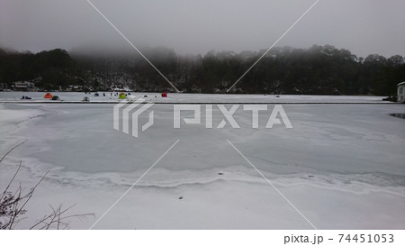 松原湖(猪名湖)のワカサギ釣り風景 松原湖(猪名湖)のワカサギ釣り風景 74451053