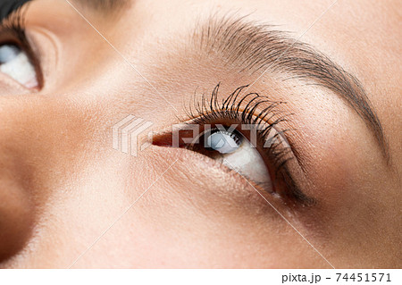 女性の目クローズアップ 74451571