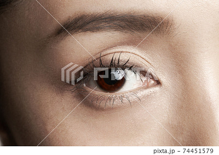 女性の目クローズアップ 74451579