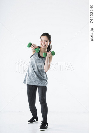 若い女性 スポーツウェア 白バック カメラ目線 ダンベル パンチ 若い女性 スポーツウェア 白バック カメラ目線 ダンベル パンチ 74452246