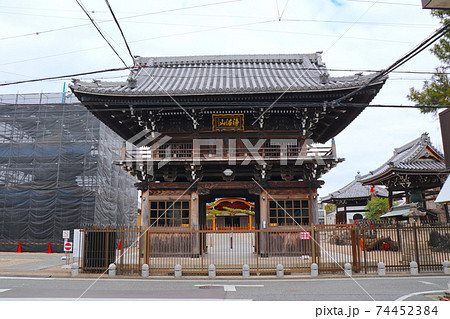 円空仏で有名な荒子観音寺の山門 円空仏で有名な荒子観音寺の山門 74452384