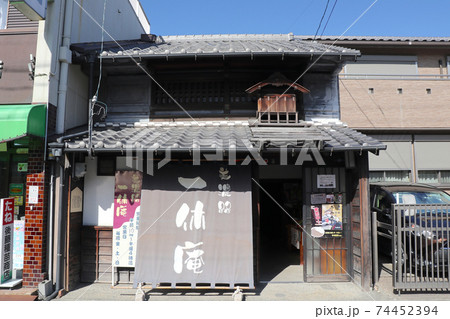 美濃路沿いに建つ、屋根神様を戴く古い日本家屋 美濃路沿いに建つ、屋根神様を戴く古い日本家屋 74452394