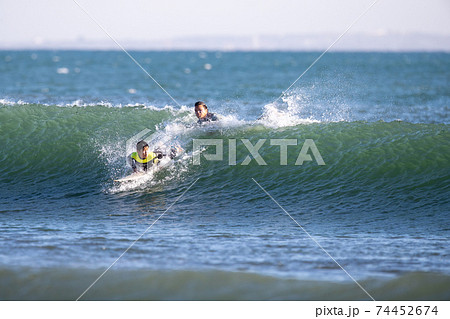 湘南でサーフィンをする親子 湘南でサーフィンをする親子 74452674