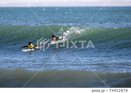 湘南でサーフィンをする親子 74452679
