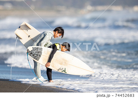 湘南でサーフィンをする親子 74452683