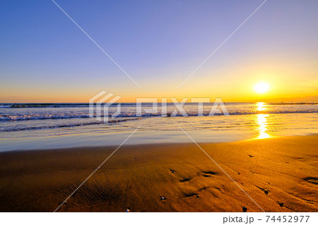 江ノ島の海岸で見る感動の夕暮れ風景 74452977