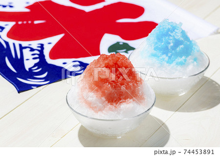 ふわふわのカキ氷 白板の背景 ふわふわのカキ氷 白板の背景 74453891