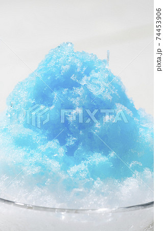 ふわふわのカキ氷 白板の背景 ふわふわのカキ氷 白板の背景 74453906
