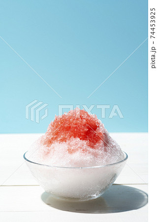フワフワのカキ氷 水色の背景 フワフワのカキ氷 水色の背景 74453925