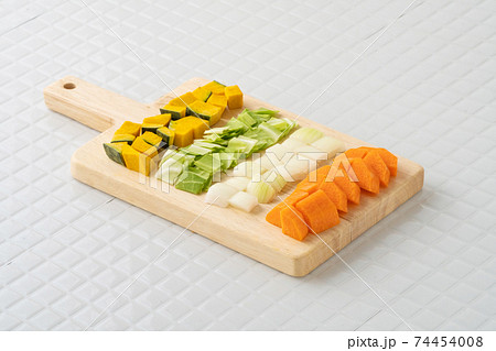 ヘルシーな野菜のイメージ　カッティングボード上の切った野菜　 74454008