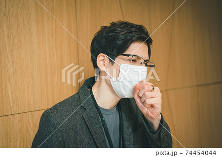 咳込むマスクの会社員 咳込むマスクの会社員 74454044