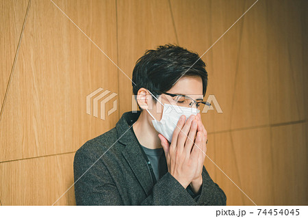 ジャケパンで働く男性 ジャケパンで働く男性 74454045