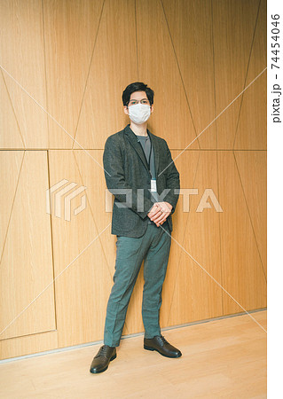 ジャケパンで働く男性 74454046