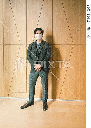 ジャケパンで働く男性 ジャケパンで働く男性 74454048