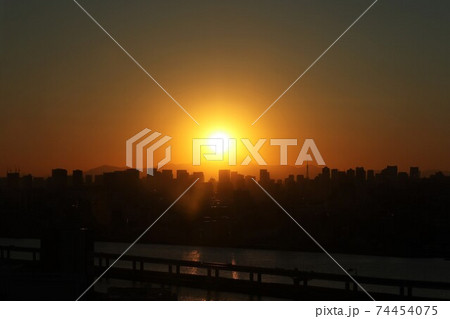 タワーホール船堀から望む夕陽のダイヤモンド富士 74454075