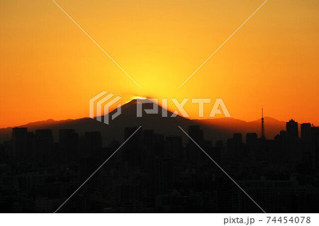 タワーホール船堀から望む夕陽のダイヤモンド富士 74454078