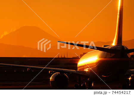 夕陽を浴びてタキシングするB737 74454217
