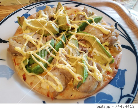 鳥とアボカドとチーズのピザ 74454415