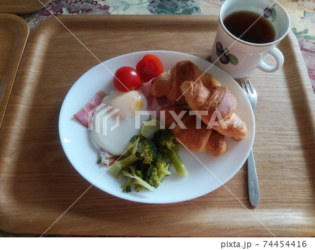 目玉焼きとクロワッサン朝食 74454416