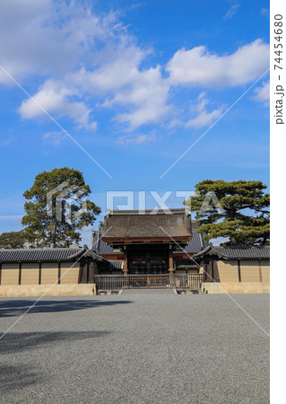 京都市上京区の京都御所の風景、冬空、京都御苑、建礼門【2月】 京都市上京区の京都御所の風景、冬空、京都御苑、建礼門【2月】 74454680