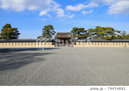 京都市上京区の京都御所の風景、冬空、京都御苑、建礼門【2月】 74454681