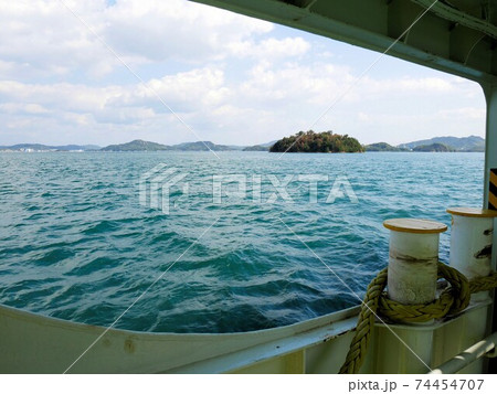 宿禰島周辺を航海するフェリー　（広島県三原市沖） 74454707
