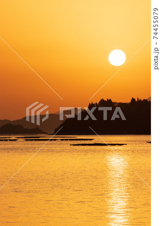 牡蠣筏並ぶ瀬戸内の島影から昇る朝日 牡蠣筏並ぶ瀬戸内の島影から昇る朝日 74455079