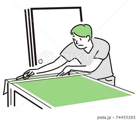 ふすまの張替えでふすま紙の裁断をする男性 ふすまの張替えでふすま紙の裁断をする男性 74455203