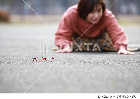 眼鏡を落とした女性 眼鏡を落とした女性 74455736