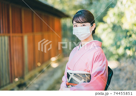 着物姿でマスク姿の20代女性 着物姿でマスク姿の20代女性 74455851