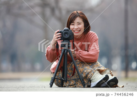 写真を撮る女性 74456246