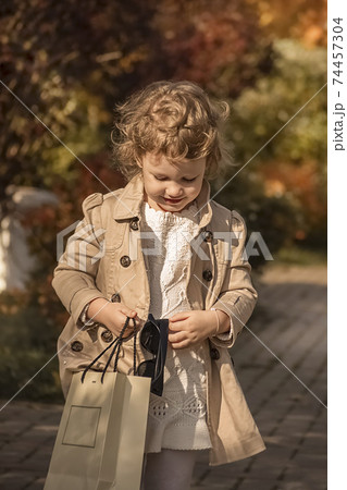 Blurred natural Autumn background with a girl in Sunglasses Blurred natural Autumn background with a girl in Sunglasses 74457304