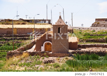 チリ アタカマ高地ソカイレのアドベ教会の写真素材 74457421 Pixta