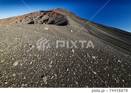 宝永山から見る富士山山頂と宝永火口 74458879