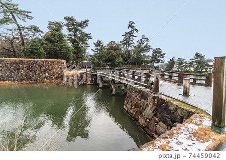 冬の松江城の北惣門橋の風景 冬の松江城の北惣門橋の風景 74459042