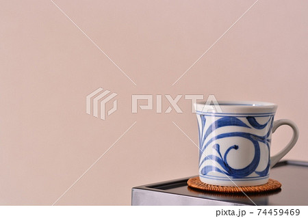 砥部焼 陶磁器. 漆塗り 飾り棚に マグカップ（コピースペース・ソフトフォーカス） 74459469