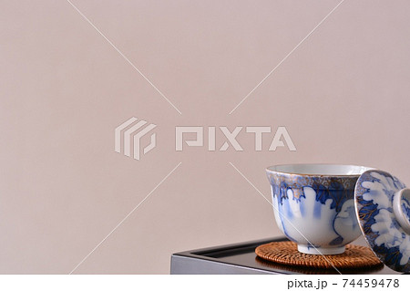 アンティーク 伊万里焼 陶磁器. 漆塗り 飾り棚に 蓋つき茶碗(コピースペース・ソフトフォーカス) アンティーク 伊万里焼 陶磁器. 漆塗り 飾り棚に 蓋つき茶碗(コピースペース・ソフトフォーカス) 74459478