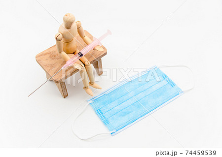 新型コロナウイルスワクチン接種イメージ 注射器と人物と不織布マスク 新型コロナウイルスワクチン接種イメージ 注射器と人物と不織布マスク 74459539
