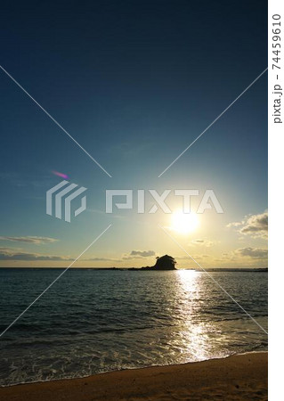 志摩半島 あずり浜からすずめ島の夕景 志摩半島 あずり浜からすずめ島の夕景 74459610