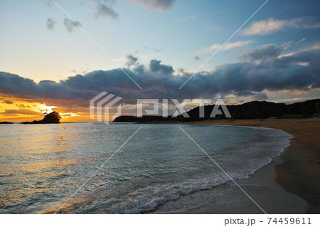 志摩半島 あずり浜からすずめ島の夕景 志摩半島 あずり浜からすずめ島の夕景 74459611