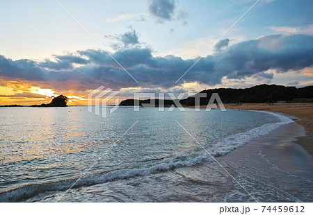 志摩半島 あずり浜からすずめ島の夕景 志摩半島 あずり浜からすずめ島の夕景 74459612