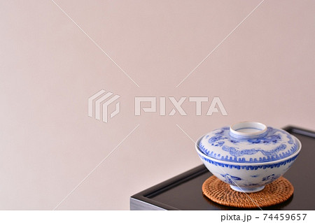 アンティーク 伊万里焼 陶磁器. 漆塗り 飾り棚に 蓋つき茶碗. 唐子文様(ソフトフォーカス) アンティーク 伊万里焼 陶磁器. 漆塗り 飾り棚に 蓋つき茶碗. 唐子文様(ソフトフォーカス) 74459657