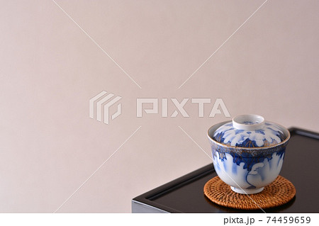 アンティーク 伊万里焼 陶磁器. 漆塗り 飾り棚に 蓋つき茶碗（コピースペース・ソフトフォーカス） 74459659
