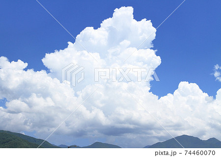 夏の大空 巨大な入道雲の写真素材