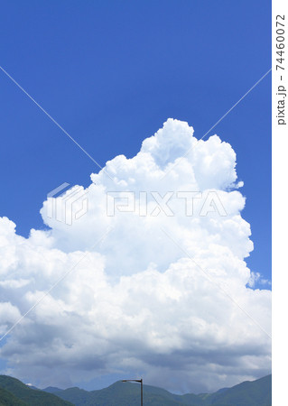 夏の大空　巨大な入道雲 74460072